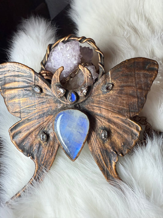 Rainbow moonstone, Luna moth